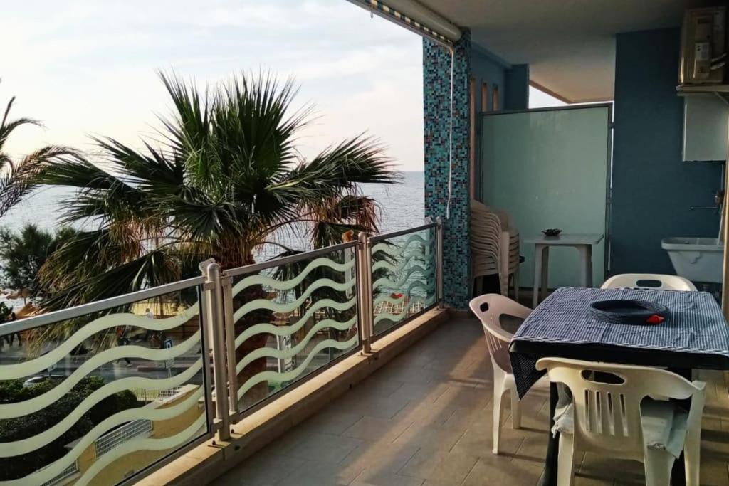 Апартаменты Casa Flora A Due Passi Dal Mare Джовинаццо Экстерьер фото